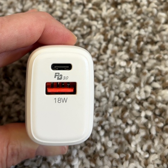 Like New Apple 6th Generation 32GB iPad With NO FLAWS & Charging Bank With Cord! - Picture 9 of 12